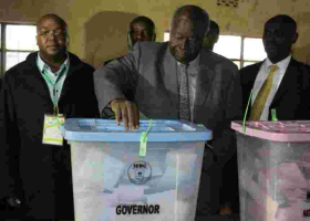 Former Presidents Kibaki, Moi Join Other Kenyans in Voting