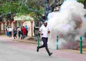 Nairobi Police Detain Lectures Before Parliament March