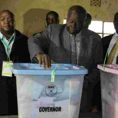 Former Presidents Kibaki, Moi Join Other Kenyans in Voting