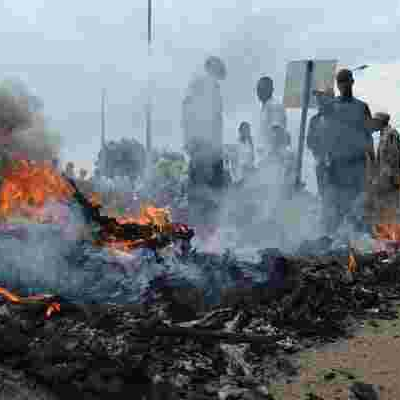 Chaos in Kisumu as Irate Youth Burn President Uhuru's Billboard