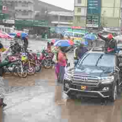 Kenyans Online React as President Uhuru Campaigns in the Rain