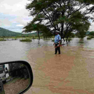 Kenyan Cop Spotted Commanding Traffic in a Flooded Road Hailed