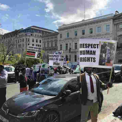 Kenyans in London Openly Show their Differences as President Kenyatta Leaves Chatham House [VIDEO]