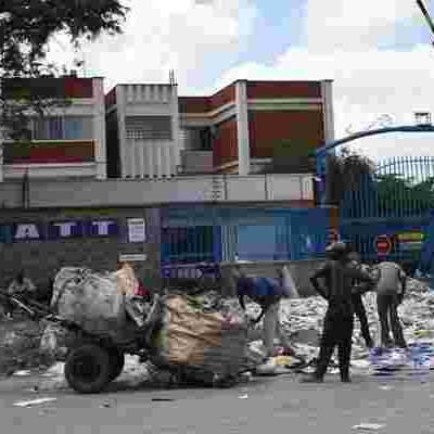 Nairobi Residents Loot Sh200 Million of Nakumatt's Stock after Dramatic Eviction