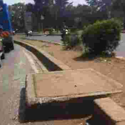 Photo of Dangerously Protruding Manhole on Busy Road in Nairobi Goes Viral on Social Media