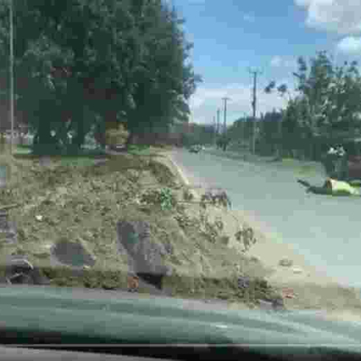 Video of Tuk Tuk Driver Hurling Stones at Two Kenyan Traffic Police Officers Goes Viral Online