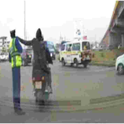 Video Shows Daring Muggers Snatching Phone from a Police Officer in Nairobi 